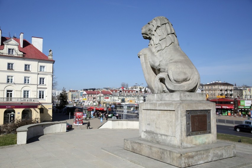 Lublin. Pomnik „Symbol Lwowa” zdewastowany przez grafficiarzy. Wandale bez litości dla rzeźby lwowskiego lwa. Zdjęcia