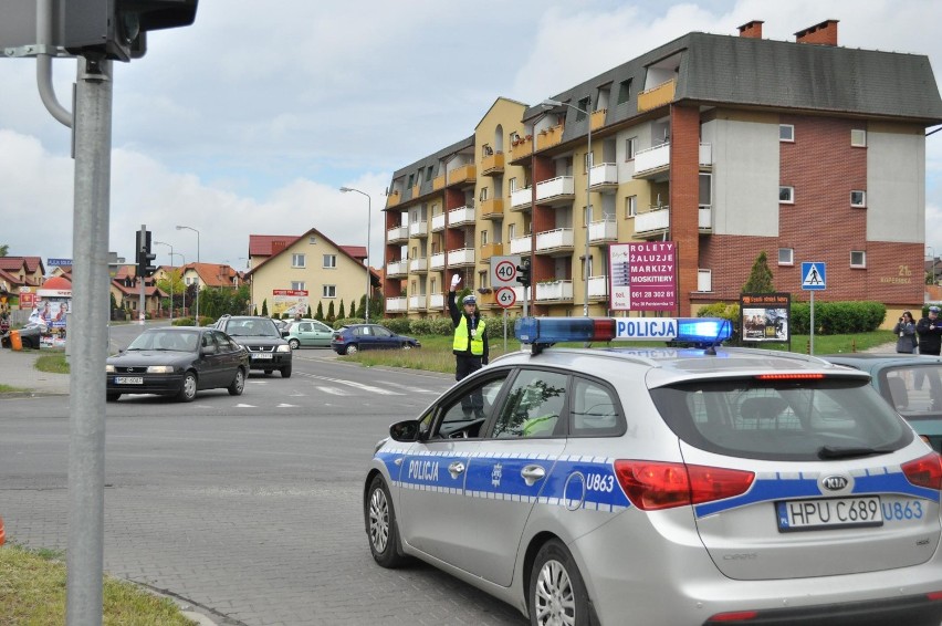 Śrem: policjanci kierowali ruchem na skrzyżowaniu ul....