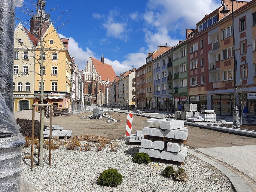 Trwa remont części rynku w Nysie. Sprawdziliśmy postępy prac [ZDJĘCIA]