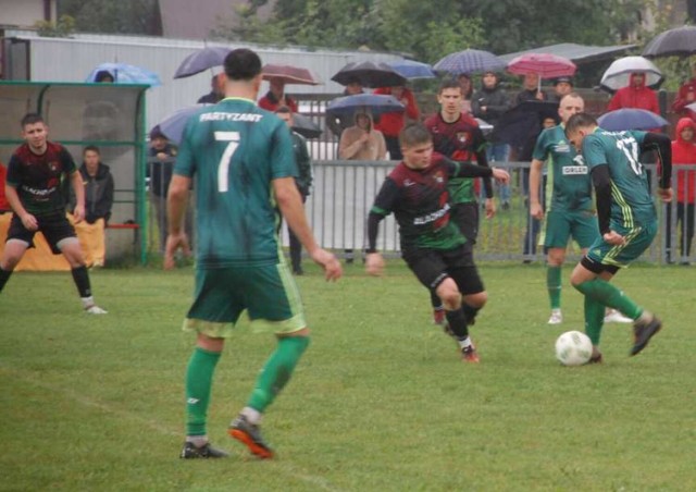 W rundzie jesiennej Zamczysko Mrukowa zremisowało z Partyzantem Targowiska 1-1 w meczu rozegranym w strugach ulewnego deszczu