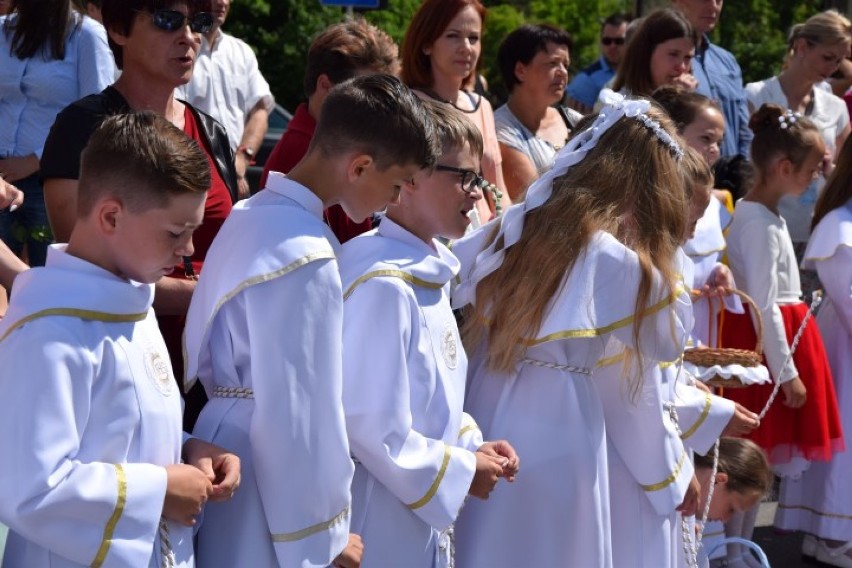 Nowy Dwór Gdański. Tłumy wiernych na procesji Bożego Ciała