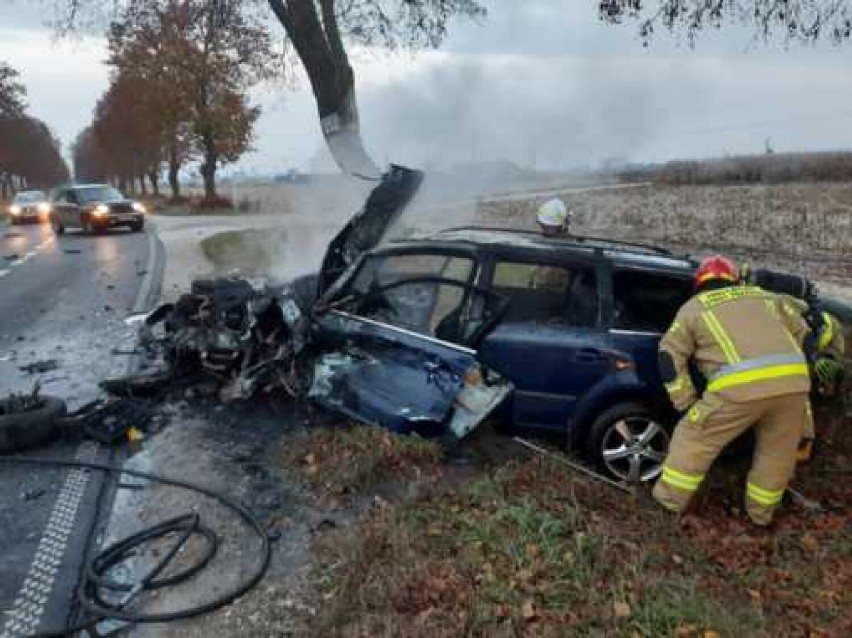 Wypadek w Cetkach koło Rypina. Spłonęło osobowe auto [zdjęcia, 19.11.2022]