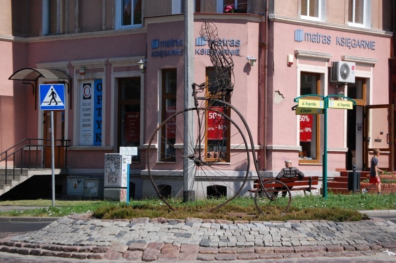 Kwidzyn: Figurę bicyklisty na rondzie zniszczył pijany kierowca. Miał 2,3 promila alkoholu