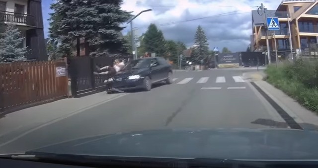 Screen z nagrania wypadku, do jakiego doszło na ul. Broniewskiego w Zakopanem