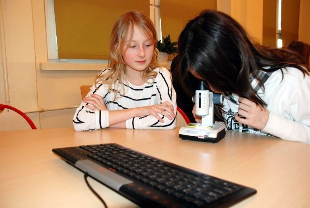 Komputery, rzutniki multimedialne, nowoczesne mikroskopy, specjalne zestawy pomocy naukowych. Z tego wszystkiego mogą już korzystać uczniowie.