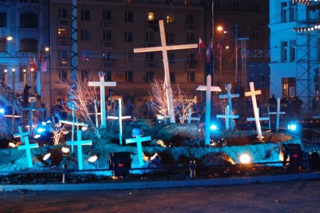 Podświetlone krzyże na Placu Wolności stanowiły efektowny widok. Fot. Irena Strożniak
