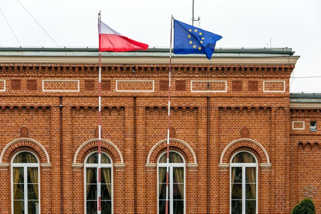 Flagi Unii Europejskiej przed Urzędem Miejskim w Świeciu wisieć będą do 11 grudnia