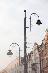 Remont ul. 3 Maja w Katowicach: montują 287 lamp ledowych i zdobią słupy ZDJĘCIA