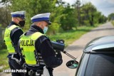 Kierowca przekroczył prędkość w Radnicy. Próbował przekupić policjantów, aby uniknąć kary. Teraz grozi mu do 10 lat więzienia