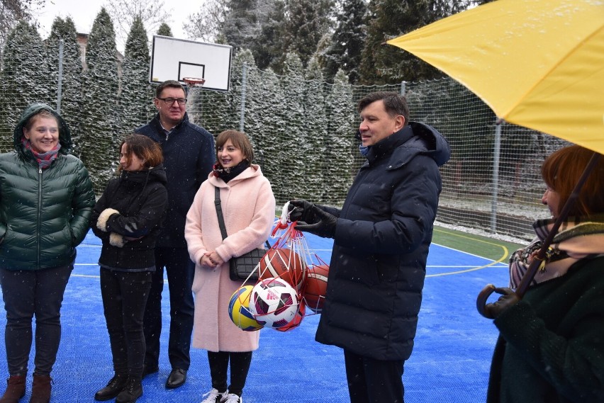 Otwarto boisko przy rozbudowanej Szkole Podstawowej w Grojcu