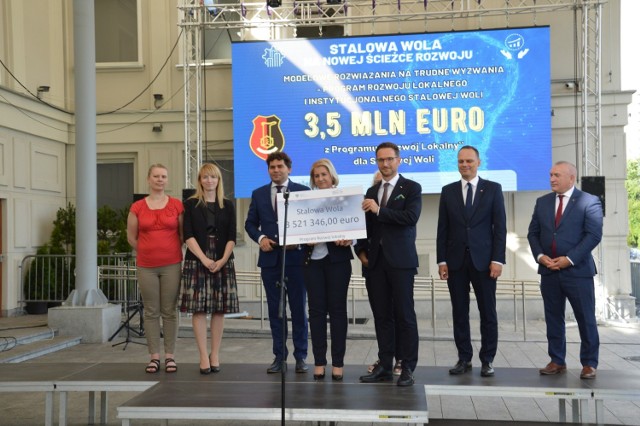 Wiceminister funduszy i polityki regionalnej Waldemar Buda przekazuje czek dla miasta z funduszy norweskich