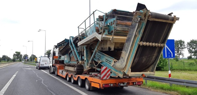 Kontrola ITD wykazała poważne usterki techniczne – z ciężarówki wyciekały płyny eksploatacyjne. Pojazd miał ponad 4,3 m wysokości i 3,3 m szerokości, przekroczono zatem dopuszczalne w tym zakresie normy