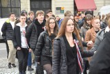 Uczniowie śremskiego Ogólniaka uczcili Narodowy Dzień Niepodległości. Tradycyjnie zatańczyli Poloneza na Placu 20 Października [zdjęcia]