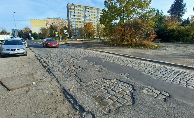 Prezydent Wrocławia chętnie nagrywa się i pokazuje w mediach społecznościowych na tle inwestycji drogowych, gdzie powstają np. tory tramwajowe, ścieżki rowerowe lub malowane są buspasy. Są jednak ulice, z których nieprędko zobaczymy prezydenckie relacje. To ulice, które od lat nie mogą doczekać się remontu. Część z nich jest co jakiś czas "reanimowana" plackami asfaltu, które, nakładając się na siebie, tworzą jeszcze większy tor przeszkód. Na długiej liście są zarówno główne i ważne w miejskim układzie komunikacyjnym drogi, jak i te mniejsze, ale często niezwykle ważne dla lokalnej społeczności. Niektóre z nich tak naprawdę już dawno powinny zostać zamknięte dla ruchu, bo są niebezpieczne.

Dziurawe jezdnie to nie tylko krótsze życie zawieszenia aut, lecz także bezpośrednie zagrożenie w ruchu drogowym, mogące doprowadzić do niebezpiecznych wypadków.

Choć stworzona na podstawie sygnałów od naszych Czytelników lista już jest wstydliwie długa, to i tak z pewnością można jeszcze dopisać do niej kolejne ulice, których stan nawierzchni jest co najmniej niekomfortowy.

Zobaczcie, które ulice we Wrocławiu wymagają pilnego remontu. Do kolejnych zdjęć można przejść za pomocą strzałek lub gestów.