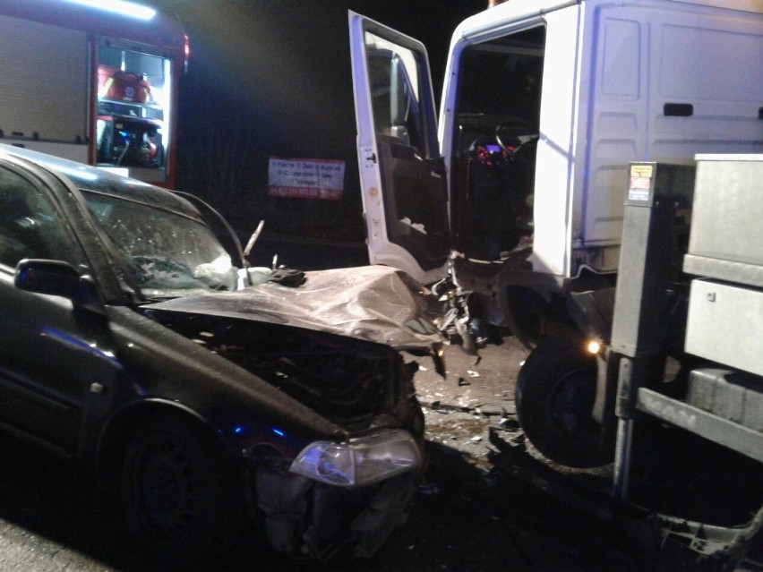 Turze: Samochód osobowy zderzył się z ciężarówką [ZOBACZ ZDJĘCIA]
