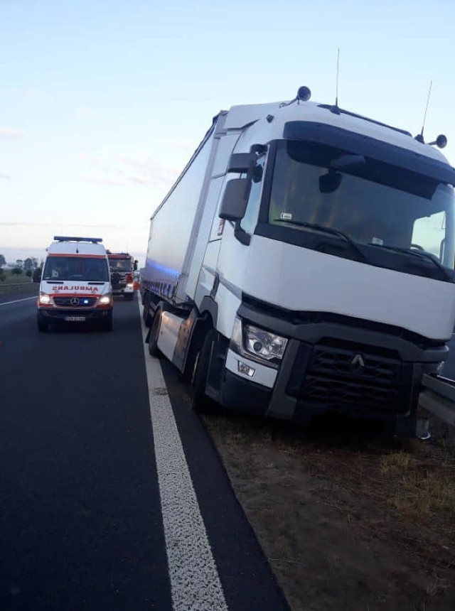 Samochód ciężarowy uderzył w barierki pomiędzy węzłami Czerniejewo-Łubowo