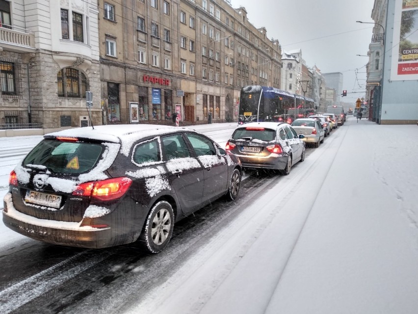 Uwaga. Ostry atak zimy we Wrocławiu. Śliskie drogi i chodniki