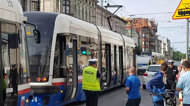 W piątek, 25 maja przed godziną 17 przy skrzyżowaniu ul. Gdańskiej i Chodkiewicza w Bydgoszczy doszło do potrącenia pieszej na przystanku tramwajowym.

Pogotowie najpierw opatrywało poszkodowaną na miejscu, później została zabrana karetką do szpitala. Zarząd Dróg Miejskich i Komunikacji Publicznej w Bydgoszczy wstrzymał ruch tramwajowego. Tramwaje linii 1 i 2 skierowane na pętle Rycerska, natomiast 4, 6 i 10 na Wilczak.



Więcej informacji wkrótce.