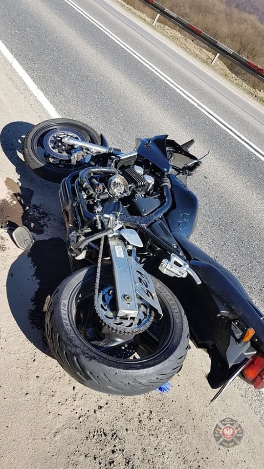 Wypadek w Kurowie. Motocykl zderzył się z osobówką. Utrudnienia na DK 75 [ZDJĘCIA]