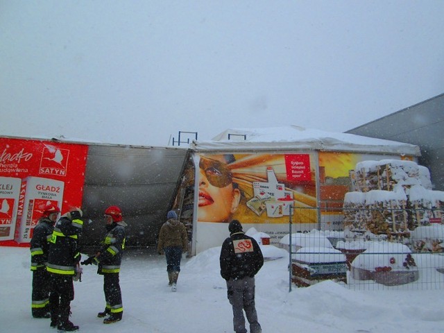 Brzescy strażacy na miejsce przyjechali już ok. 8.20. Próbowali zdejmować śnieg za pomocą wysięgnika, niestety - było na to za późno.