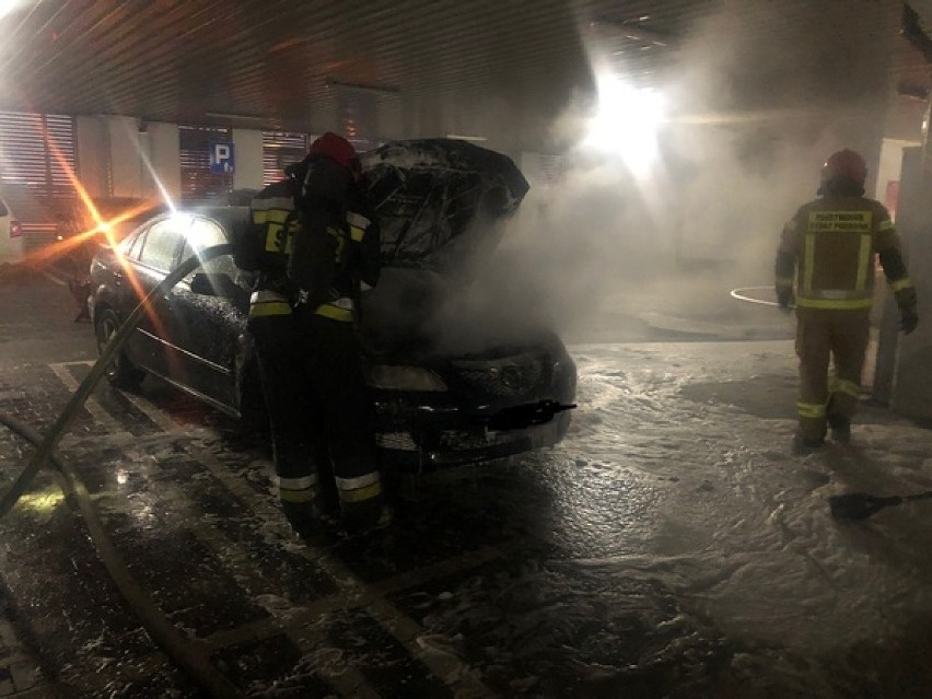 Gniezno: groźny pożar samochodu przy Kauflandzie