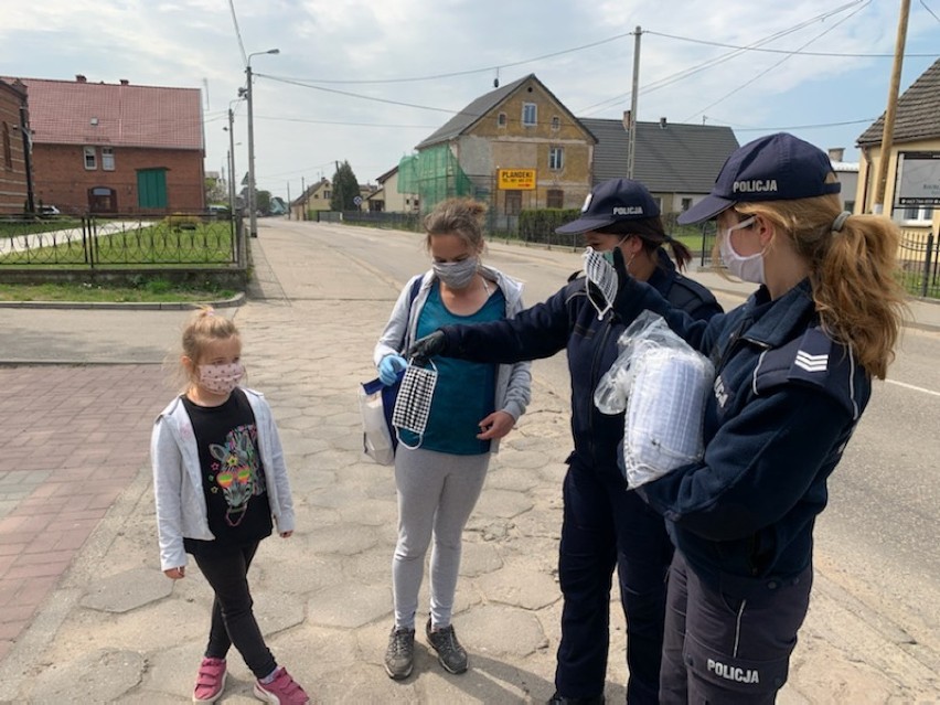 Po raz drugi policjantki rozdawały maseczki mieszkańcom gminy Nowa Wieś Lęborska