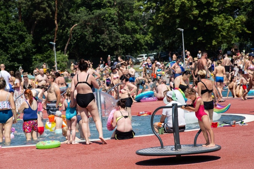 Tłumy na basenie przy ulicy Wejherowskiej we Wrocławiu