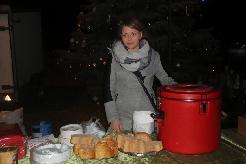 Charytatywne kolędowanie dla chorej Hani Cholewińskiej przed choinką w Kunicach