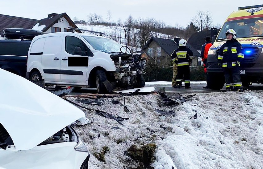 Wypadek zablokował drogę do Krynicy-Zdroju. Na pomoc jedzie kolejny ambulans pogotowia