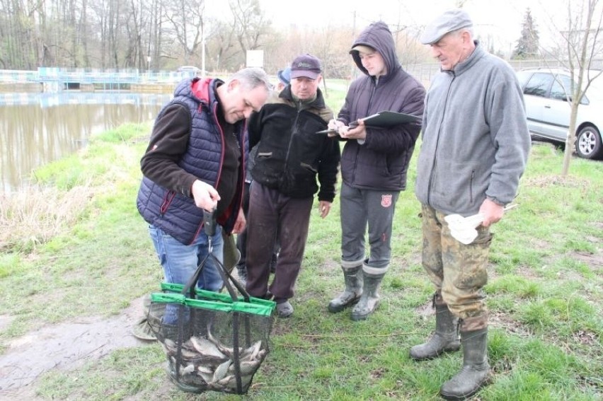 Brzezińscy wędkarze rozpoczęli sezon. Odbyły się pierwsze połowy nad zbiornikiem w Bogdance