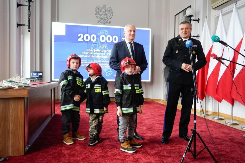 Gdańscy strażacy nagrodzeni przez wojewodę i szefa...