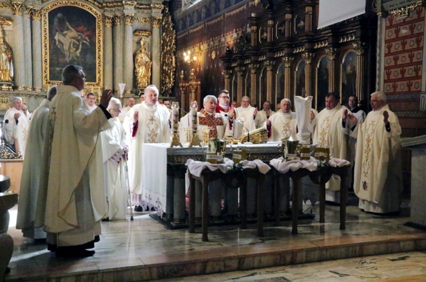 Wielkanoc 2019. Msza Krzyżma Świętego w kaliskiej katedrze