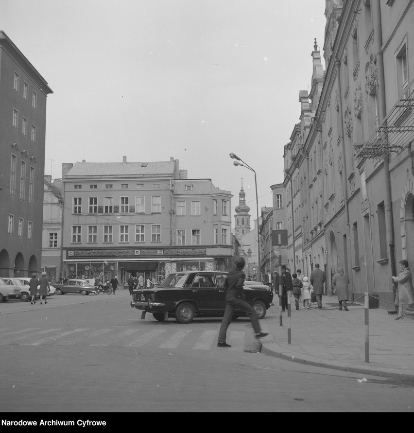 Opole w latach 70. Rok 1972 - Południowa pierzeja rynku.