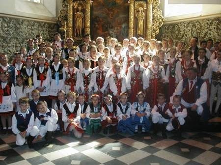 Zespół Słunoszka i Mali Wierchowianie podczas mszy w kartuskiej kolegiacie.