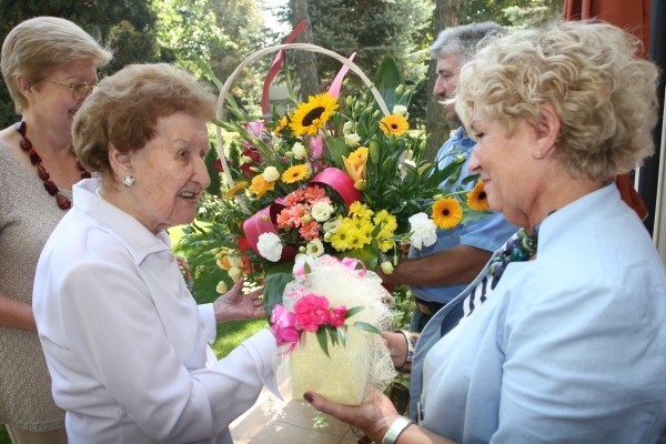 Maria Zachwieja odbiera prezent od wiceprezydent Jawor