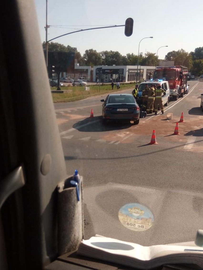 Wypadek w Pucku na skrzyżowaniu ulic Helskiej i Żarnowieckiej: czerwone światło i GPU kontra GWE | ZDJĘCIA, NADMORSKA KRONIKA POLICYJNA