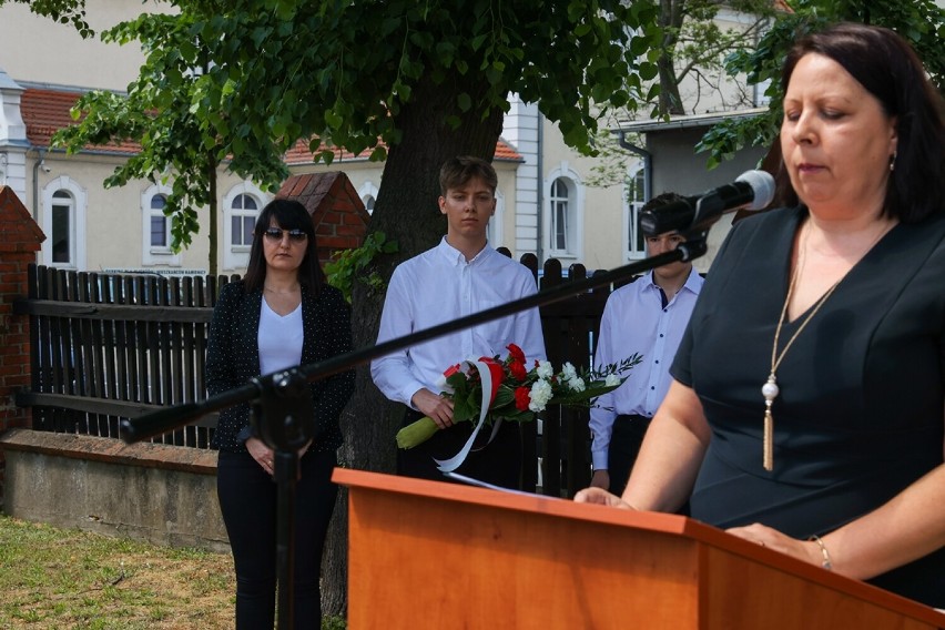 Oborniccy licealiści uczcili pamięć Antoniego Kruszki przy Dębie Pamięci