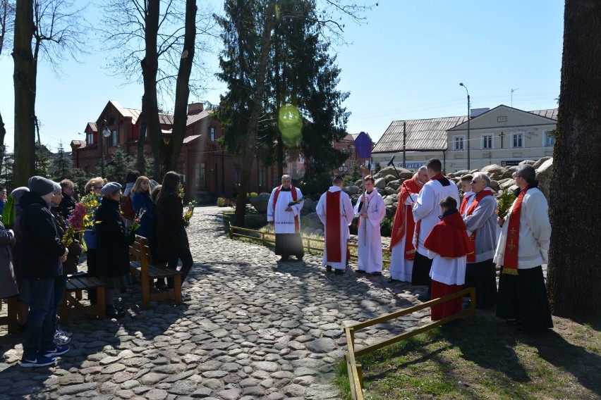 Niedziela Palmowa w Augustowie. Wierni z palemkami zebrali się przy grocie [ZDJĘCIA]