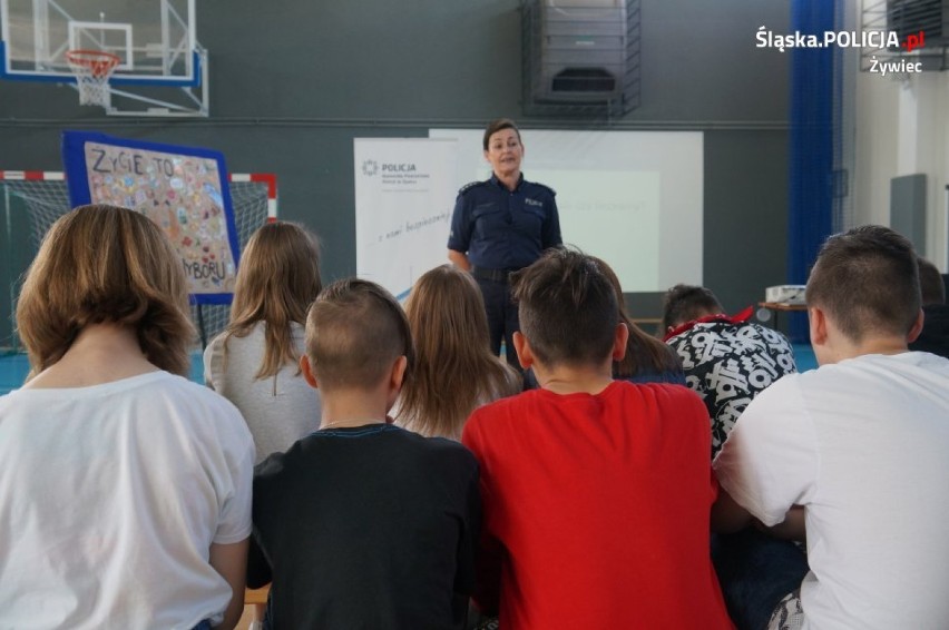 Policja w szkole podstawowej w Moszczanicy. Poruszono problem profilaktyki uzależnień [ZDJĘCIA] 