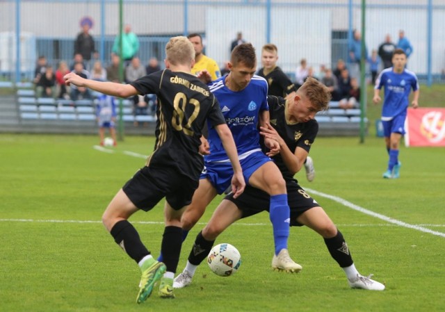 Piłkarze Górnika Zabrze (czarne stroje) byli najlepsi w grupie C CLJ U-17