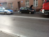 Wypadek przy ul. Kossaka w Lęborku. Auto wjechało na chodnik i uderzyło w pieszą. Kobieta trafiła do szpitala [ZDJĘCIA]
