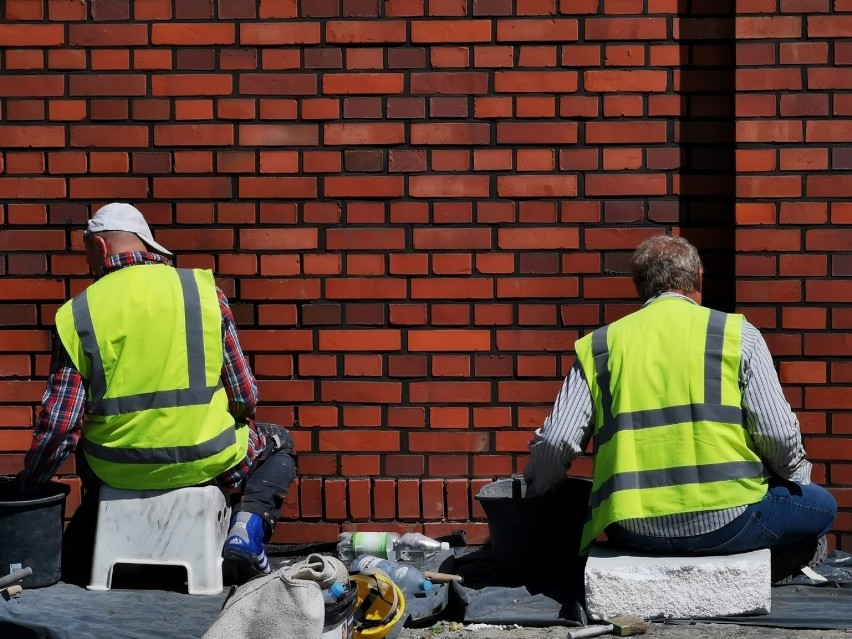 Mieszkania mają tutaj ponad 5,5 m wysokości. Okna są...