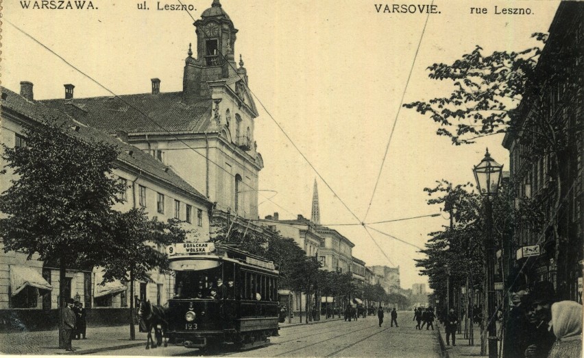 Na zdjęciu widzimy wagon typu A pokonujący ulicę Leszno....