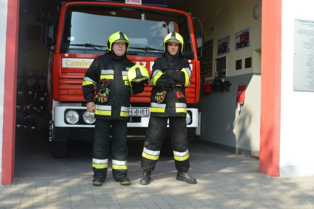 Strażacy z jednostki OSP w Lipienku już korzystają z nowych hełmów. Na zdjęciu (od lewej): Zbigniew Samoraj - zastępca naczelnika i Rafał Pudlewski - gospodarz jednostki
