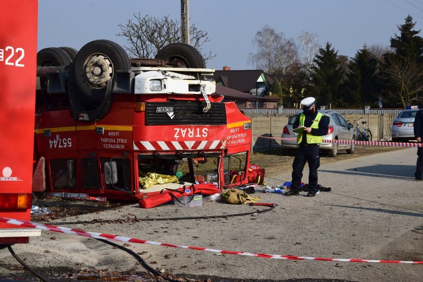 Wypadek strażaków OSP Janów na drodze krajowej 45. Jechali do pożaru. Trzy osoby zostały ranne ZDJĘCIA