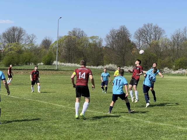 Sparta Osobnica (błękitne koszulki) wygrała z Wisłoką Błażkowa 3-1 i nadal traci punkt do liderującej Wisłoki Nowy Żmigród