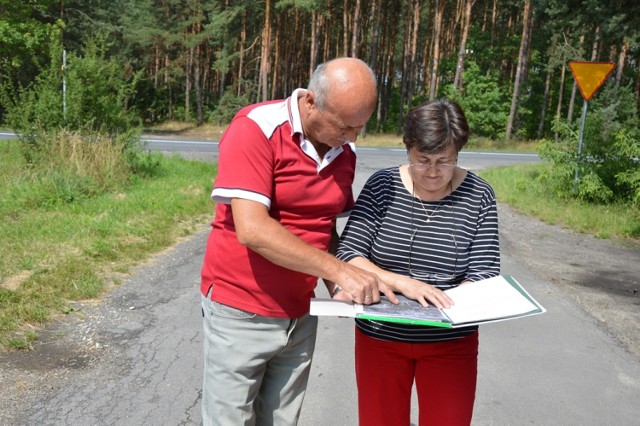 Państwo Wojciechowscy pokazują na mapach, że droga powin-na być w innym miejscu. Asfalt wylano na ich prywatnej działce