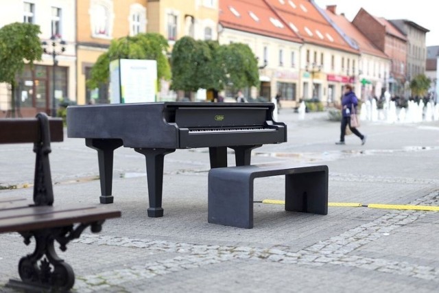Taki plenerowy fortepian z betonu stanął między innymi w Mikołowie na Górnym Śląsku