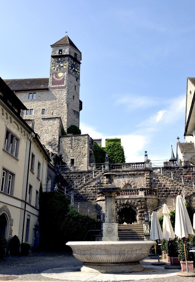 Muzeum w obecnym kształcie zostało otwarte w 1975 r. jako [/quot/]okno wolnej polski na wolnej ziemi Helwet&oacute;w[/quot/]. Muzeum mieści się w  XIII-wiecznym rycerskim zamku, wzniesionym na p&oacute;łwyspie nad Jeziorem Zurychskim. Fot. Teresa Stachowi