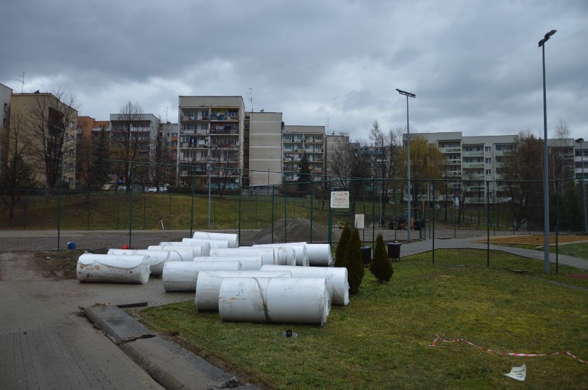 Bochnia. Trwa remont boiska Orlik na os. Niepodległości [ZDJĘCIA]